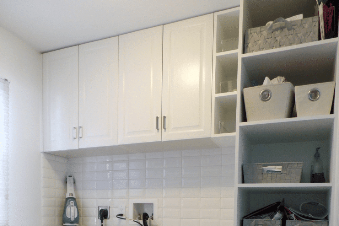 stylish mudroom bench with storage baskets